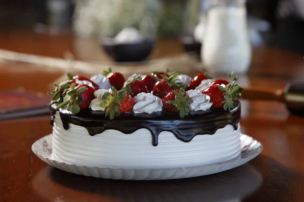 新鮮なイチゴで飾られたチョコレートケーキ — ストック写真