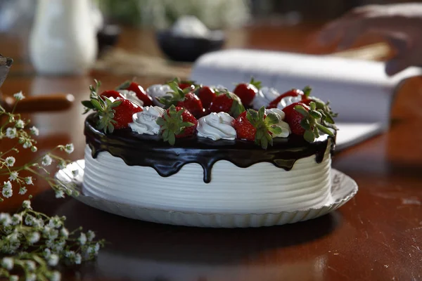 Tort Ciocolată Decorat Căpșuni Proaspete — Fotografie, imagine de stoc