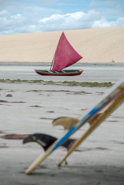 Jericoacoara, Brezilya 'nın Ceara eyaletinin Jijoca de Jericoacoara eyaletinin batı kıyısındaki kum tepelerinin arkasında saklanan bakir bir plajdır.