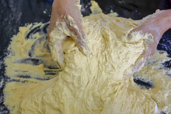 Manos Femeninas Preparando Masa Con Harina Trigo — Foto de Stock