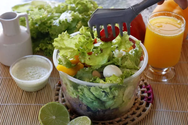 Salade Légumes Frais Dans Bol Ouvert Plastique — Photo