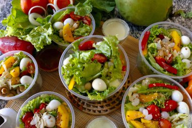 Bir açık plastik kase paket taze sebze salatası