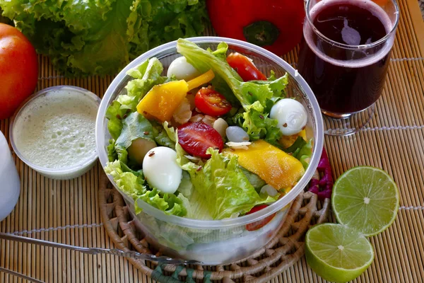 Salada Legumes Frescos Uma Embalagem Tigela Plástico Aberta — Fotografia de Stock