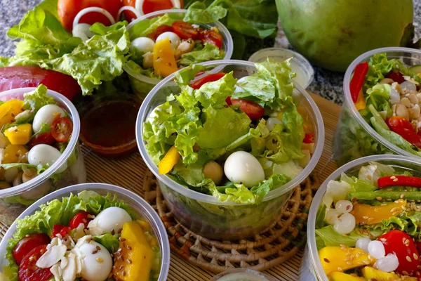 Ensalada Verduras Frescas Recipiente Plástico Abierto —  Fotos de Stock