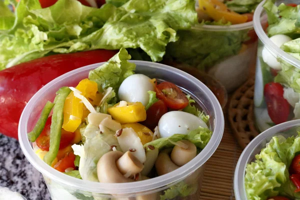 Ensalada Verduras Frescas Recipiente Plástico Abierto —  Fotos de Stock