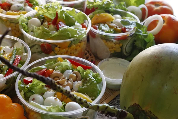 Свежий Овощной Салат Открытой Пластиковой Упаковке — стоковое фото