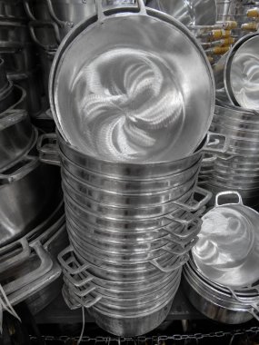 Yığılmış alüminyum tava yemek