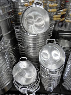  Yığılmış alüminyum tava yemek