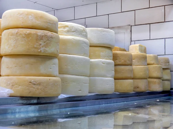 Formaggio Canastra Sullo Scaffale Negozio Nel Mercato Centrale Belo Horizonte — Foto Stock