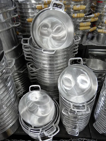  Yığılmış alüminyum tava yemek