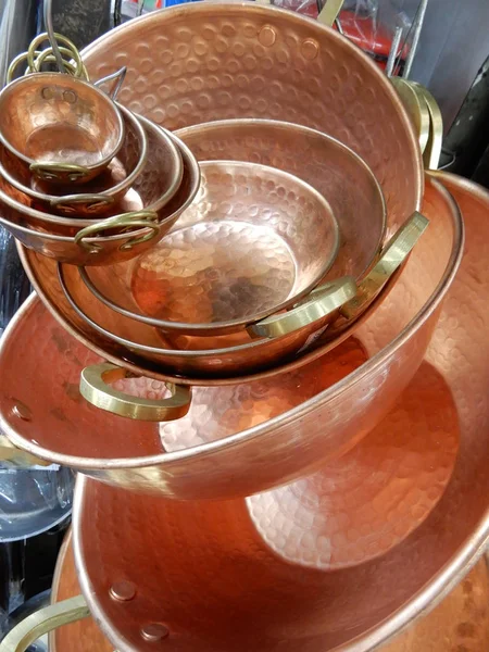 銅製の鍋料理を積み上げ — ストック写真