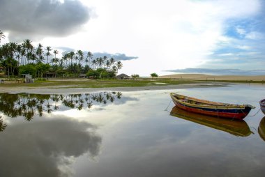 Jericoacoara, Brezilya 'nın Ceara eyaletinin Jijoca de Jericoacoara eyaletinin batı kıyısındaki kum tepelerinin arkasında saklanan bakir bir plajdır.