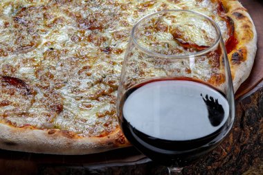 Pizza ve kırmızı şarap.