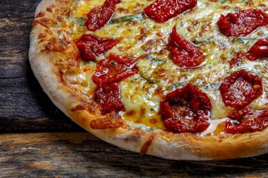 Kurutulmuş domatesli pizza.