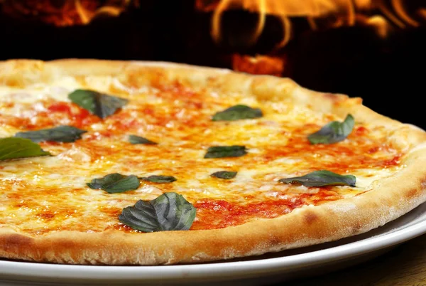 Heerlijke Mozzarella Pizza Eten — Stockfoto