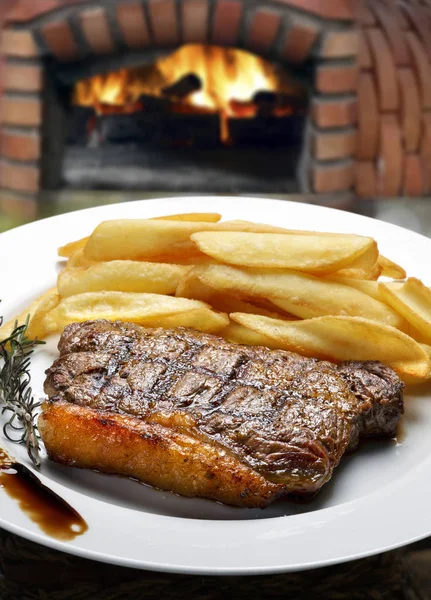 Gebraden Rundvlees Steak Met Frietjes — Stockfoto