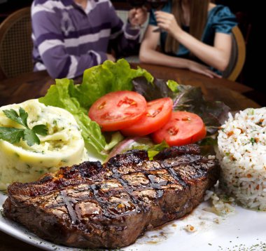 Sebzeli biftek ve pilav.