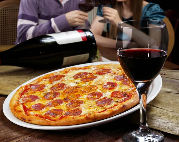 Pizza Salame Piccante Vino Rosso — Foto Stock