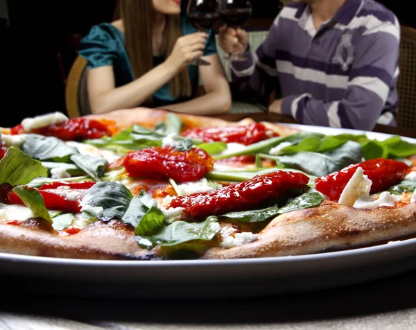 Pizza Con Pomodori Secchi Rucola Mozzarella Pizzeria — Foto Stock