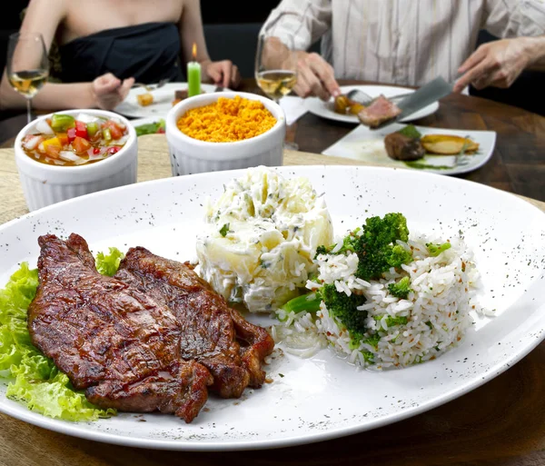 Roastbeef Mit Gemüse Und Reis — Stockfoto