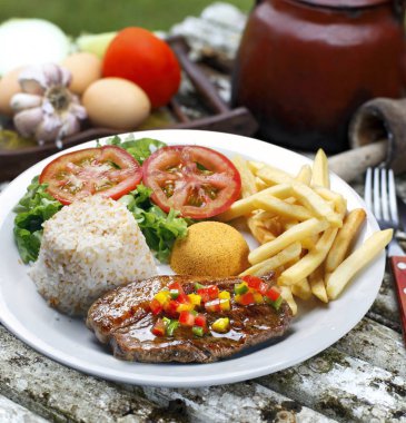 Pirinç patates ve et ile.