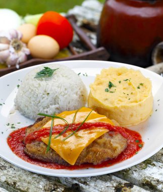 Patates ve pirinçli biftek.