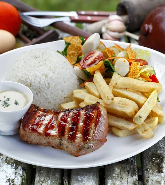 Carne Grelhada Com Guarnições — Fotografia de Stock