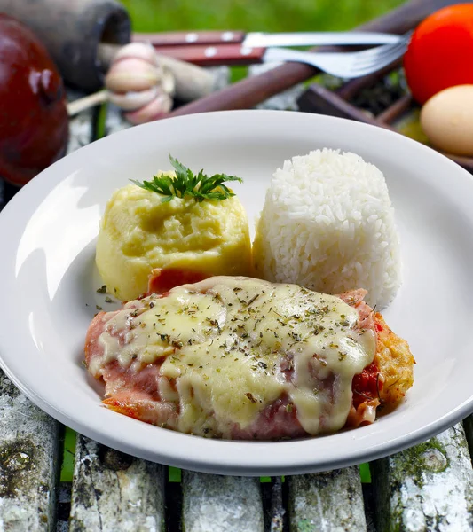 Patates ve pirinçli biftek.