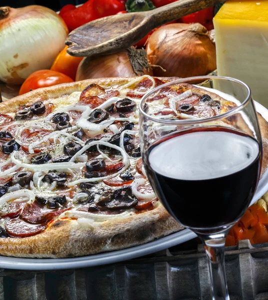 Pizza Salame Piccante Vino Rosso — Foto Stock