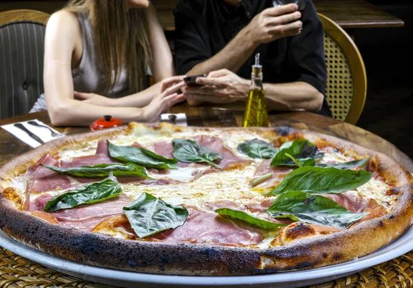 Heerlijk Gebraden Pizza Eten — Stockfoto