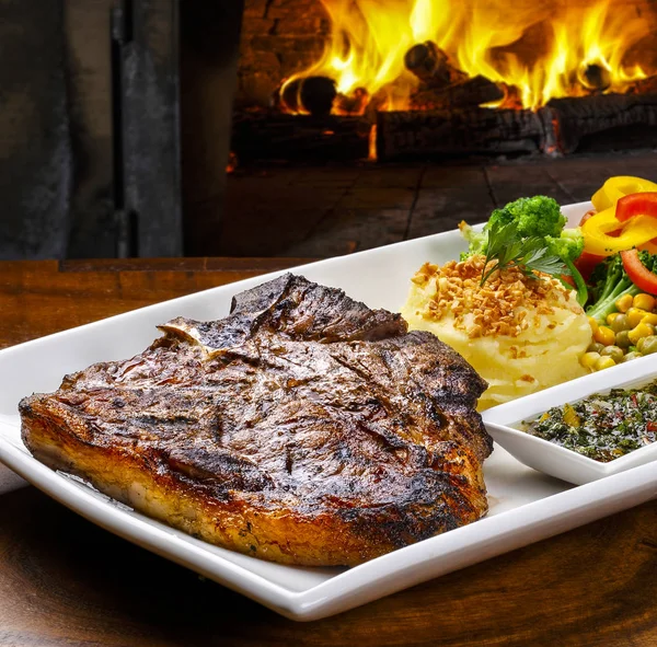 Bife Osso Com Salada Batata Legumes — Fotografia de Stock