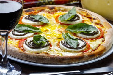 Şarap ve pizzayla akşam yemeği