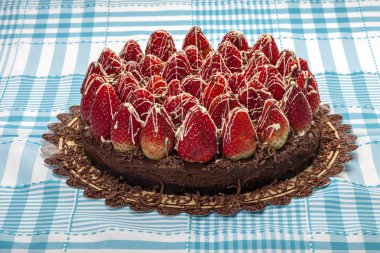 Taze çilekle süslenmiş çikolatalı pasta.