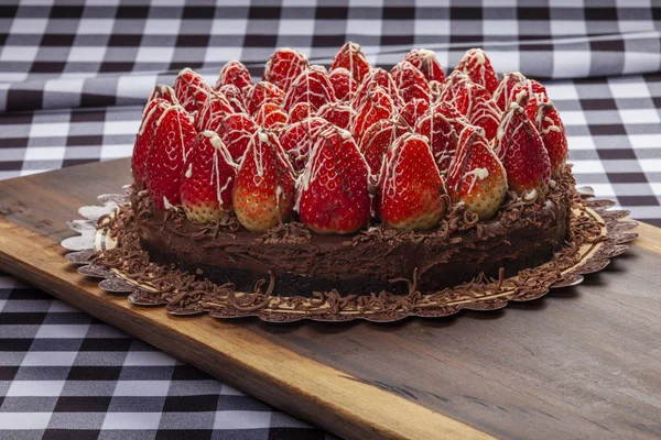 新鮮なイチゴで飾られたチョコレートケーキ — ストック写真