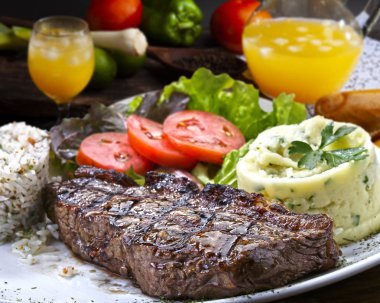 Kızarmış et ve süsleme.