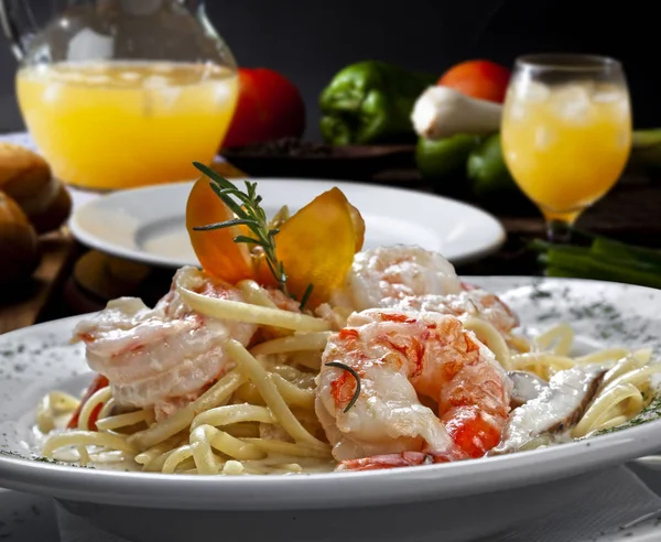 Grote Garnalen Met Pasta — Stockfoto