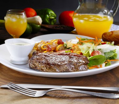 Sebzeli biftek ve pilav.