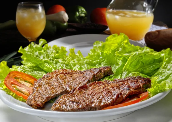 Нарезанный Пиканья с томатным салатом и салатом — стоковое фото