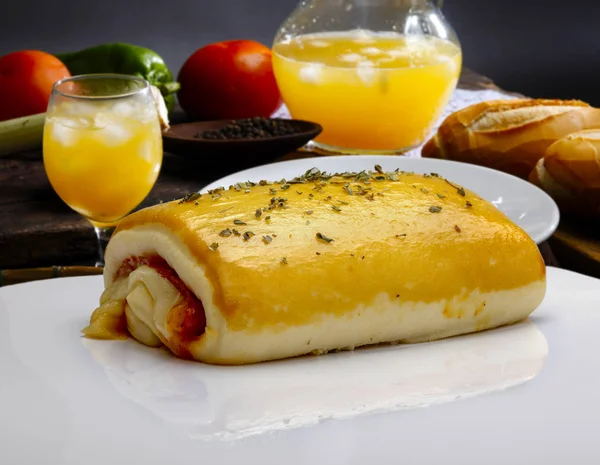 치즈와 햄을 곁들인 브라질 스낵 — 스톡 사진