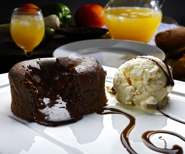 チョコレート フォンダン溶岩ケーキ — ストック写真