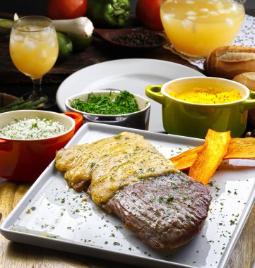 Kızarmış et ve süsleme.