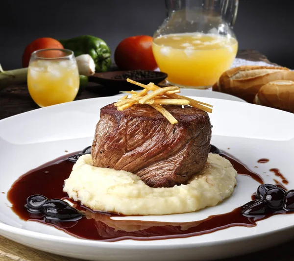 Filet mignon con salsa di vino rosso — Foto Stock