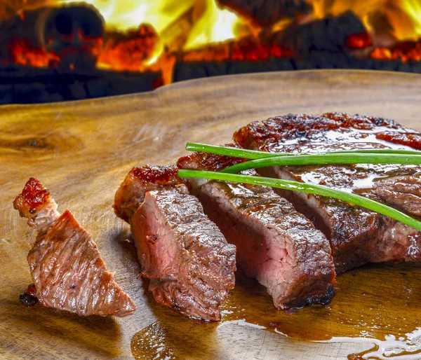 Filetto di bistecca contro il manzo barbecue — Foto Stock