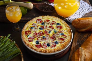 Pizza biberli zeytin yağı ile