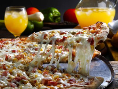 Pizza dilimi erimiş peynir