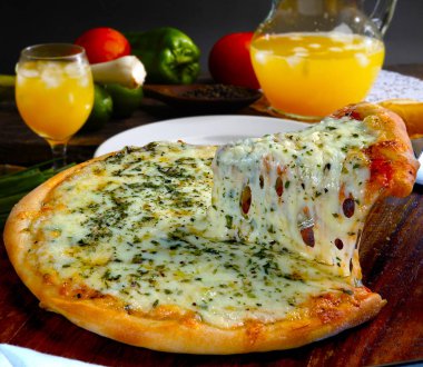 Pizza dilimi erimiş peynir