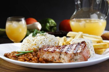 Garnitürleri ile ızgara domuz