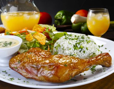 Izgara tavuk uyluk garnitürleri ile