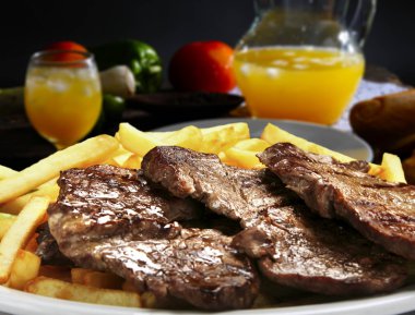 Kızarmış biftek ve patates kızartması.