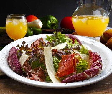 Çeşitli sebze salatası